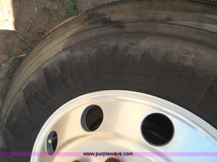 image for item I3349 2006 Freightliner Columbia semi truck