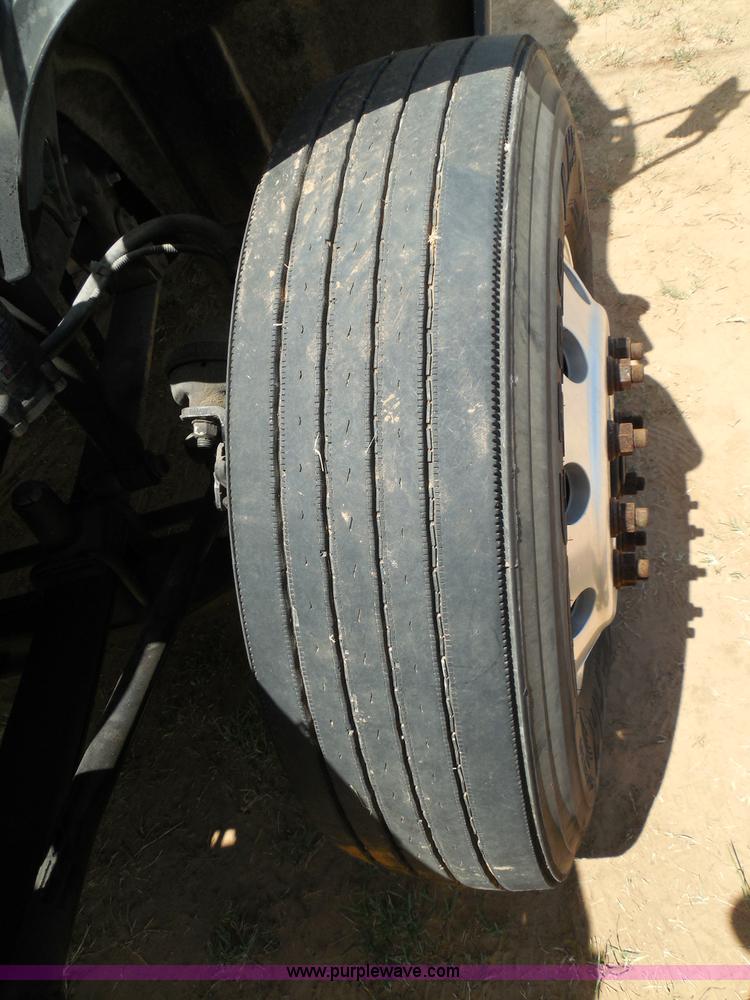 image for item I3349 2006 Freightliner Columbia semi truck