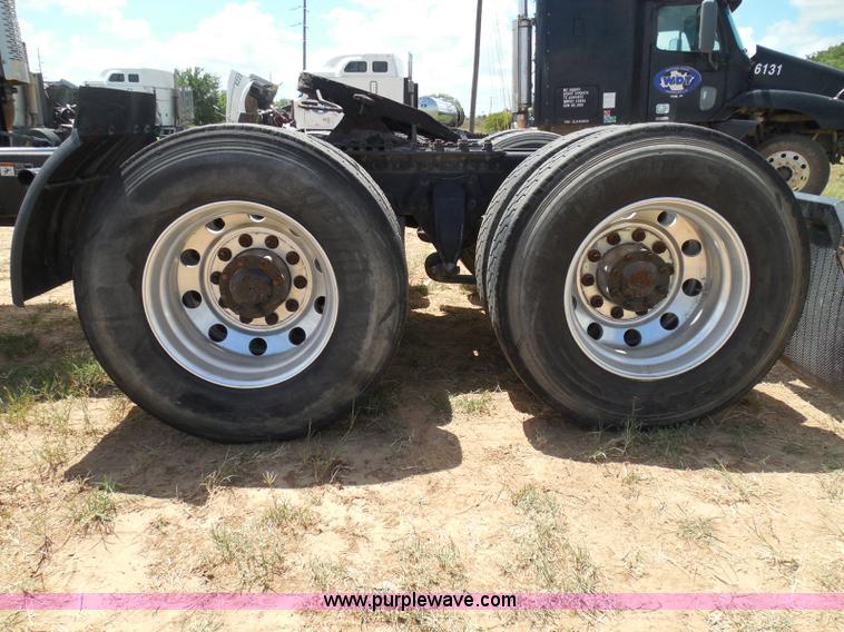 image for item I3349 2006 Freightliner Columbia semi truck