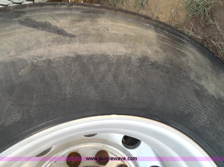 image for item I3349 2006 Freightliner Columbia semi truck