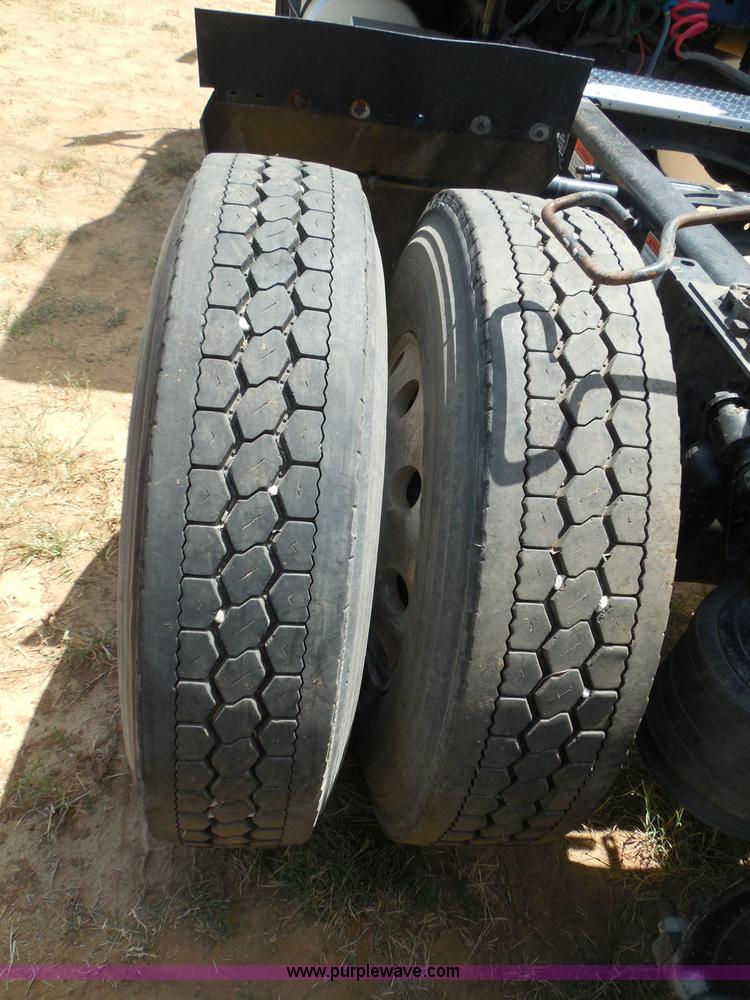 image for item I3349 2006 Freightliner Columbia semi truck