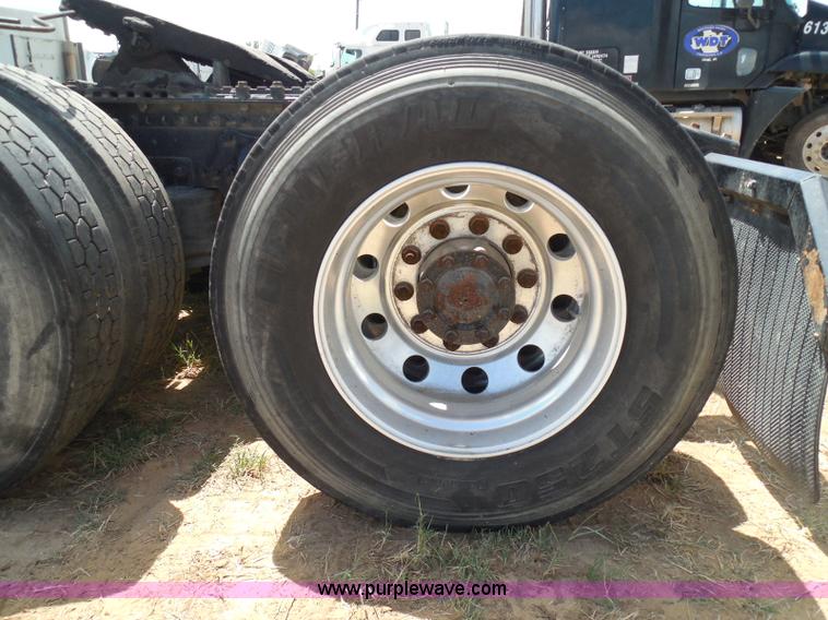 image for item I3349 2006 Freightliner Columbia semi truck