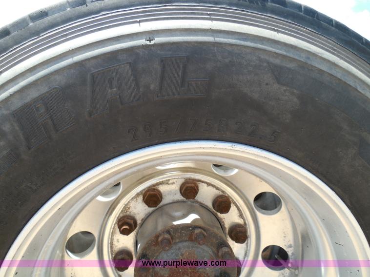 image for item I3349 2006 Freightliner Columbia semi truck