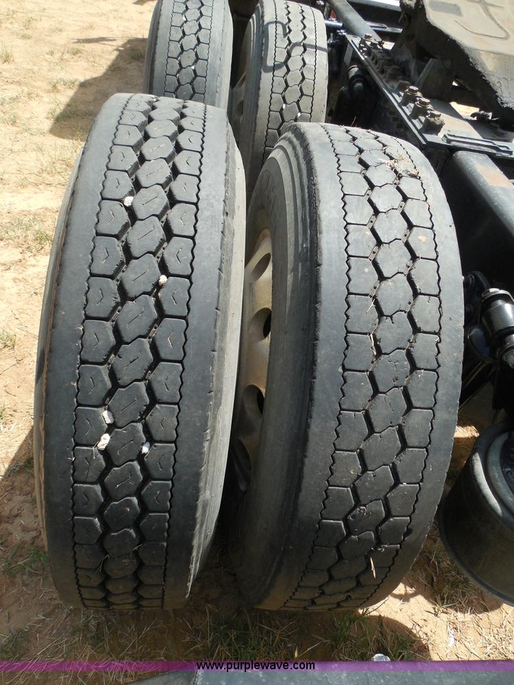 image for item I3349 2006 Freightliner Columbia semi truck