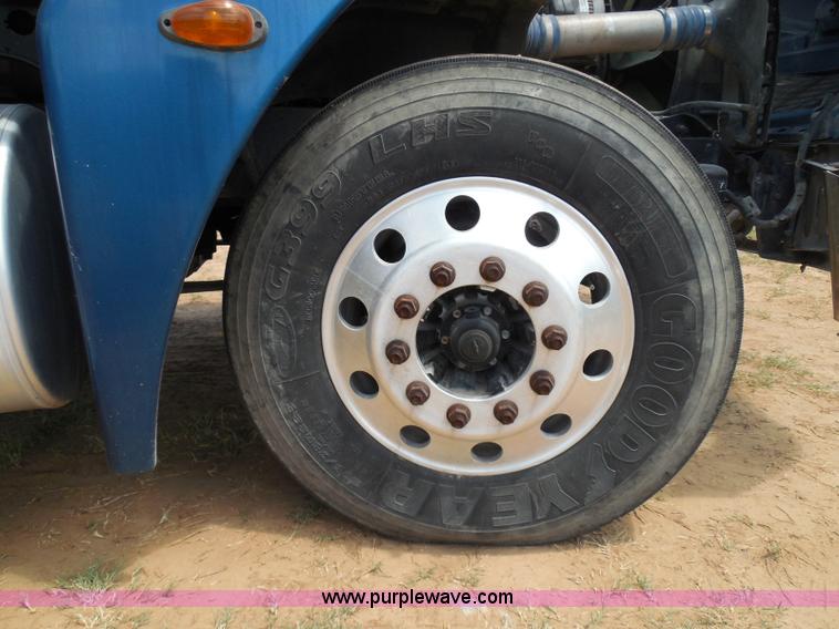 image for item I3349 2006 Freightliner Columbia semi truck