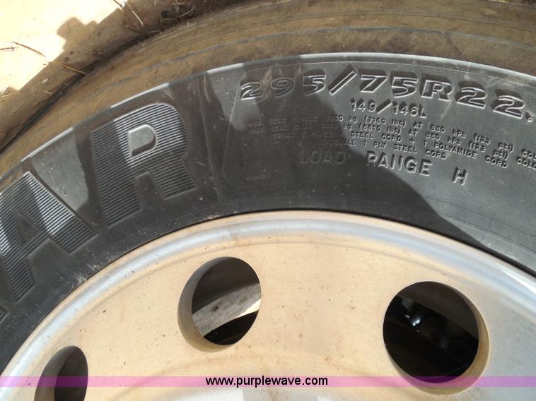 image for item I3349 2006 Freightliner Columbia semi truck