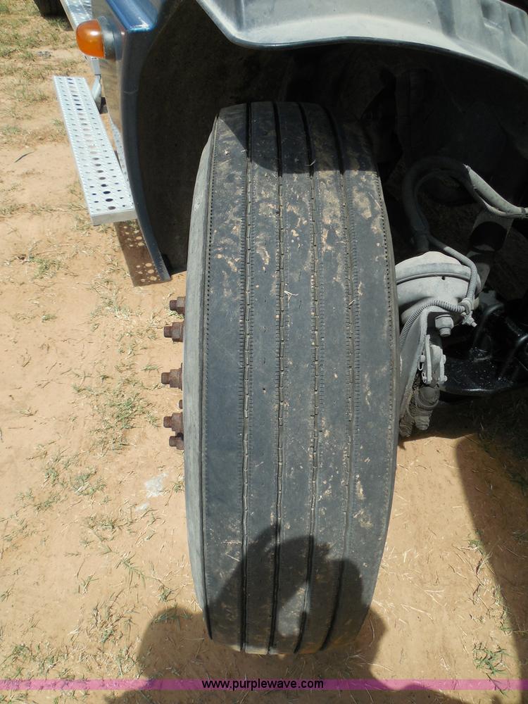 image for item I3349 2006 Freightliner Columbia semi truck