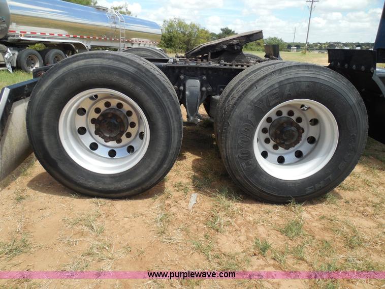 image for item I3349 2006 Freightliner Columbia semi truck