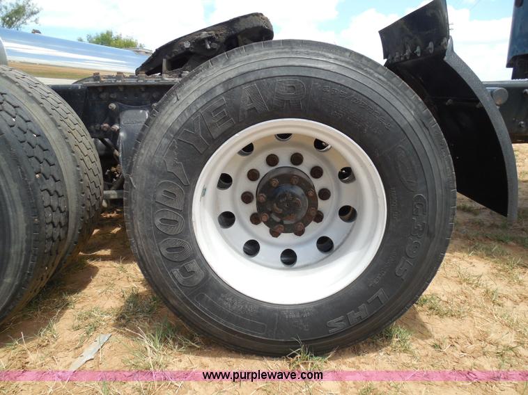 image for item I3349 2006 Freightliner Columbia semi truck