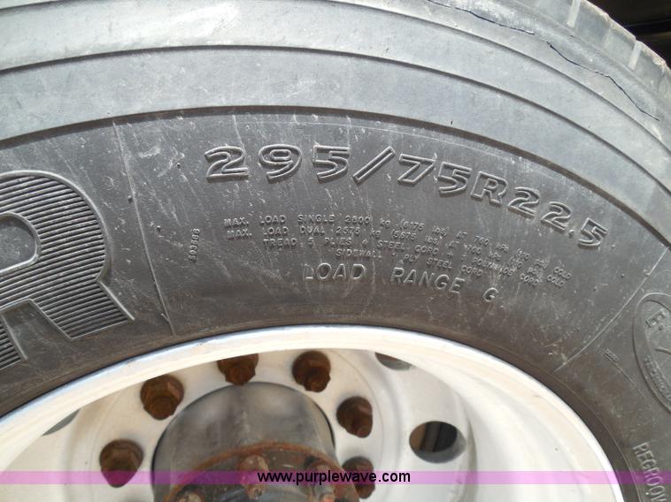 image for item I3349 2006 Freightliner Columbia semi truck