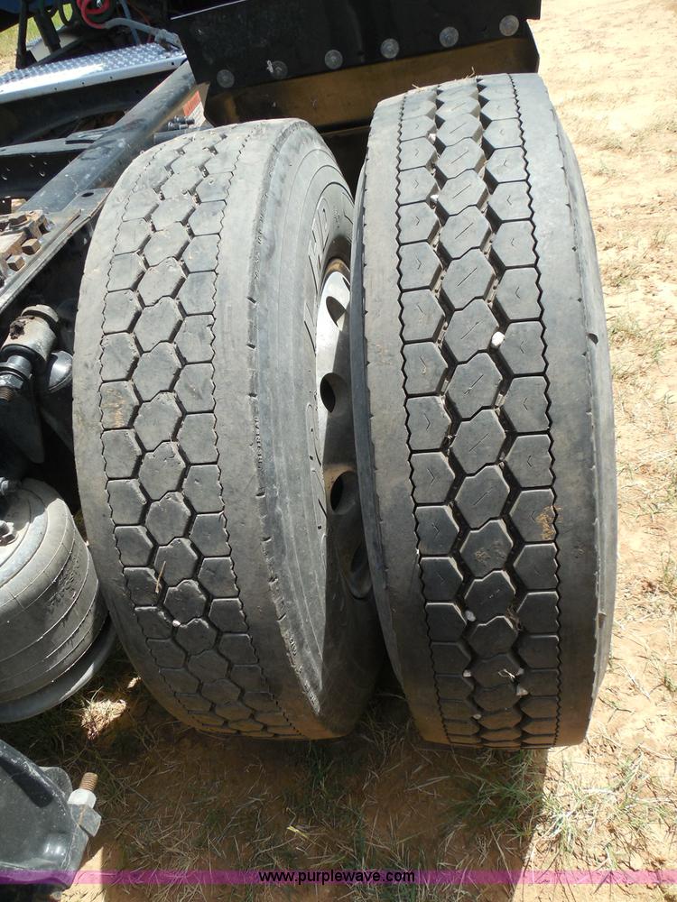 image for item I3349 2006 Freightliner Columbia semi truck