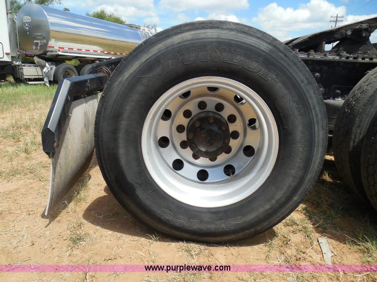 image for item I3349 2006 Freightliner Columbia semi truck