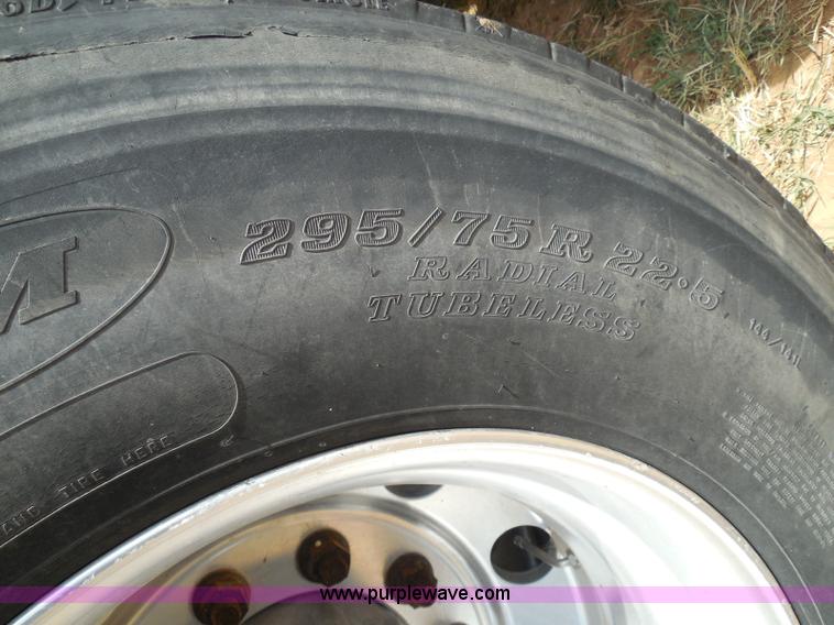 image for item I3349 2006 Freightliner Columbia semi truck