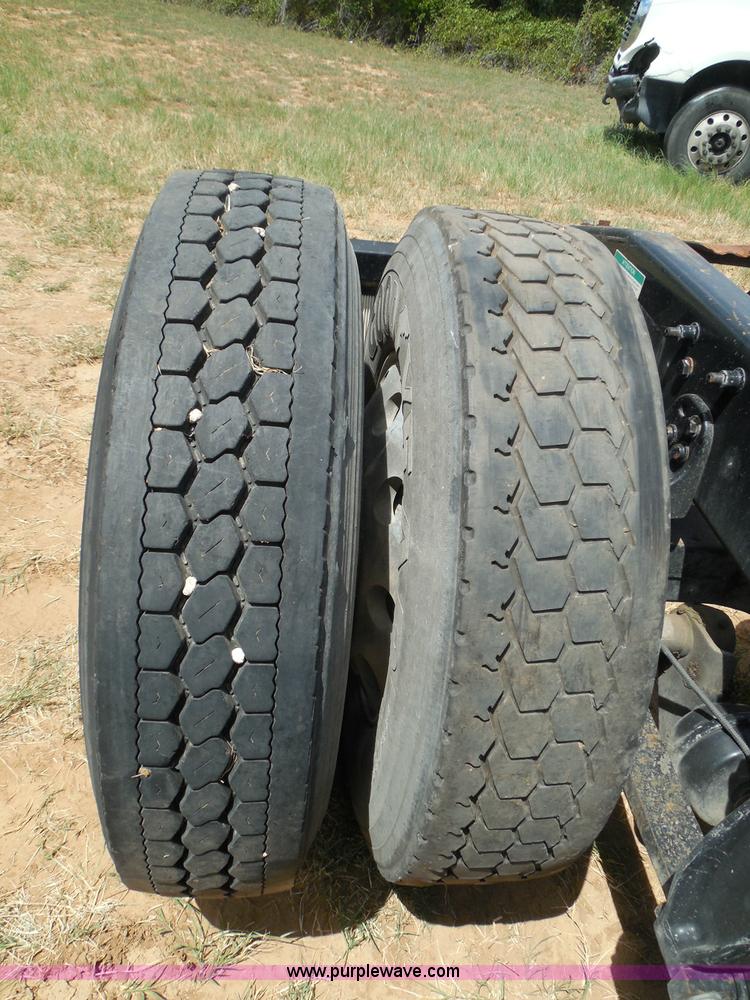 image for item I3349 2006 Freightliner Columbia semi truck