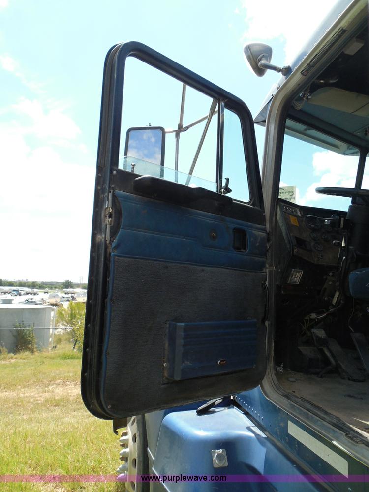 image for item I3350 1998 Peterbilt 377 semi truck