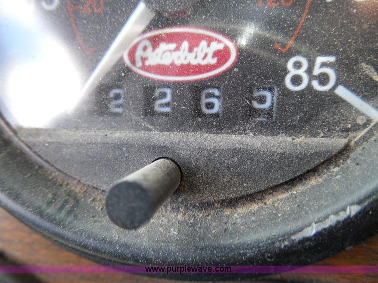 image for item I3350 1998 Peterbilt 377 semi truck