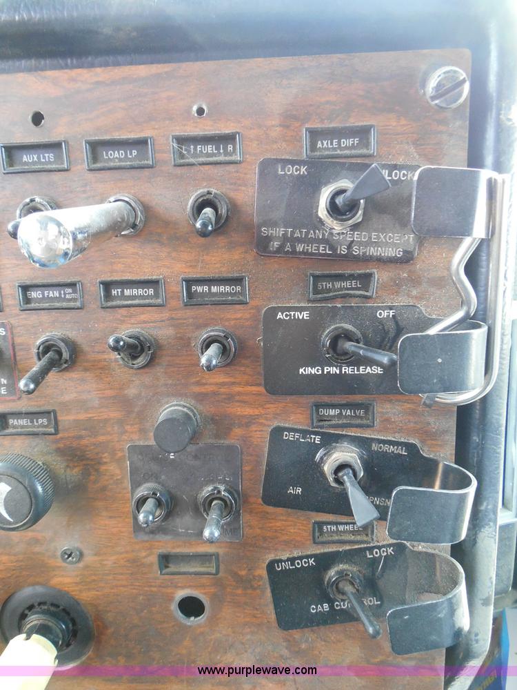 image for item I3350 1998 Peterbilt 377 semi truck