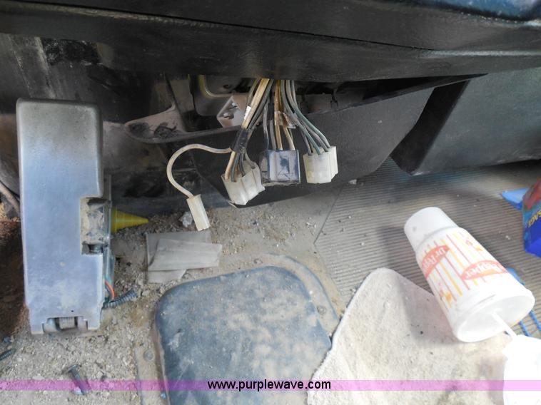 image for item I3350 1998 Peterbilt 377 semi truck