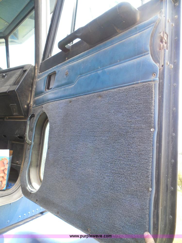 image for item I3350 1998 Peterbilt 377 semi truck