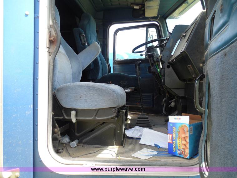 image for item I3350 1998 Peterbilt 377 semi truck