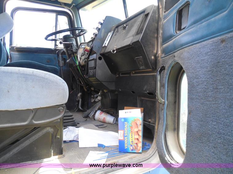 image for item I3350 1998 Peterbilt 377 semi truck