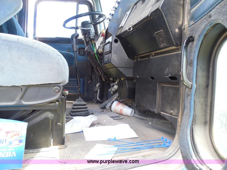 image for item I3350 1998 Peterbilt 377 semi truck