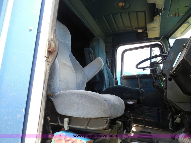 image for item I3350 1998 Peterbilt 377 semi truck