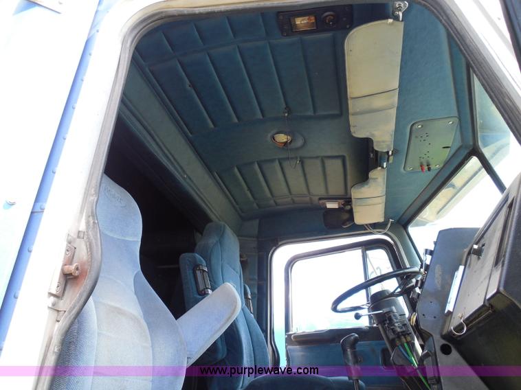 image for item I3350 1998 Peterbilt 377 semi truck