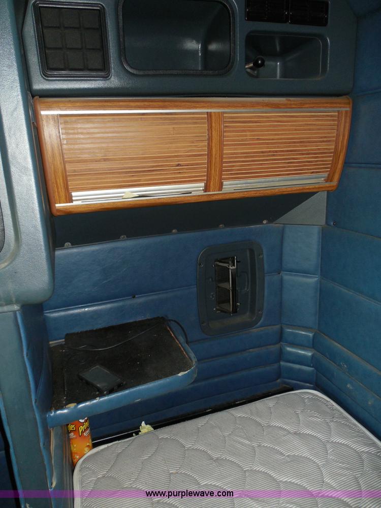 image for item I3350 1998 Peterbilt 377 semi truck