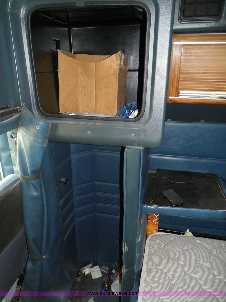 image for item I3350 1998 Peterbilt 377 semi truck