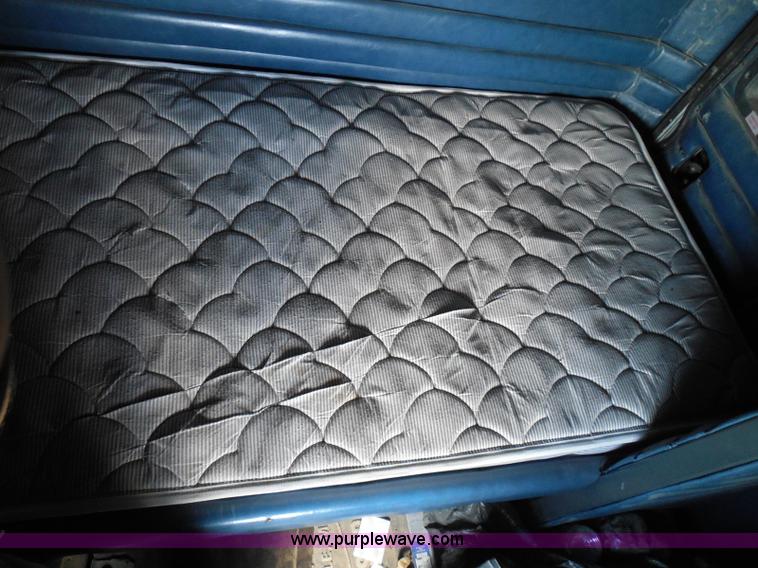 image for item I3350 1998 Peterbilt 377 semi truck