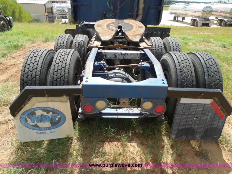 image for item I3350 1998 Peterbilt 377 semi truck