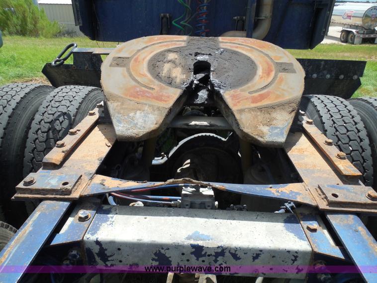 image for item I3350 1998 Peterbilt 377 semi truck