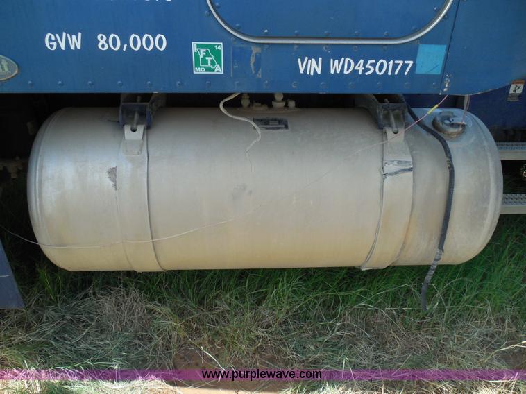 image for item I3350 1998 Peterbilt 377 semi truck