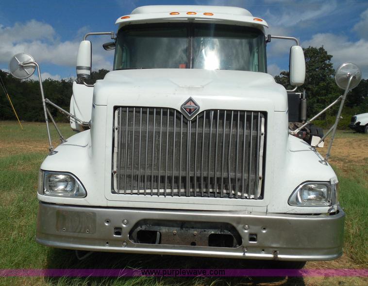 image for item I3351 2005 International 9400i semi truck