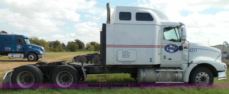 image for item I3351 2005 International 9400i semi truck