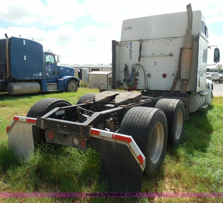 image for item I3351 2005 International 9400i semi truck