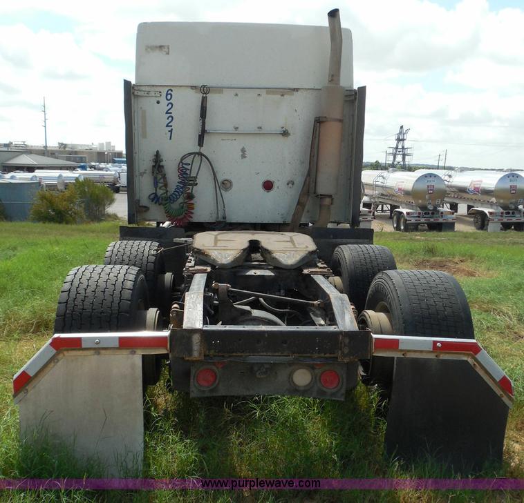 image for item I3351 2005 International 9400i semi truck