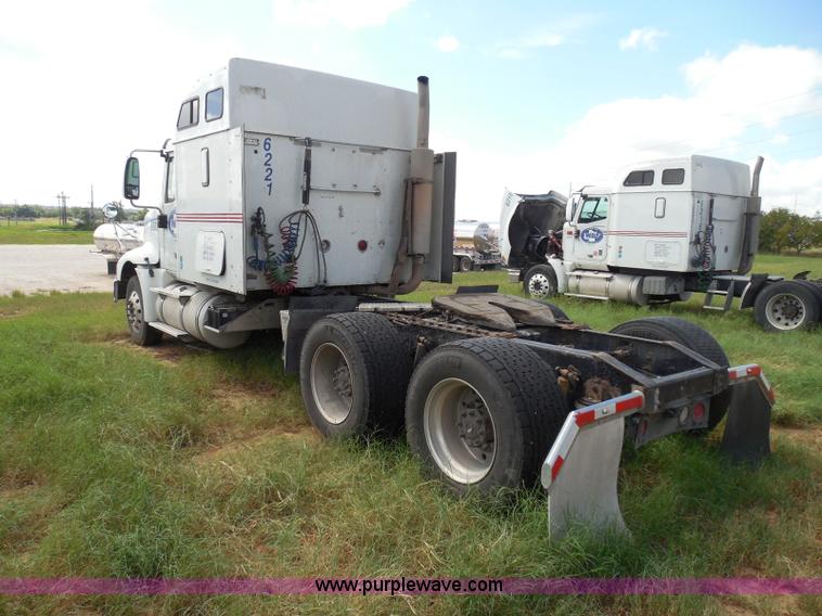 image for item I3351 2005 International 9400i semi truck