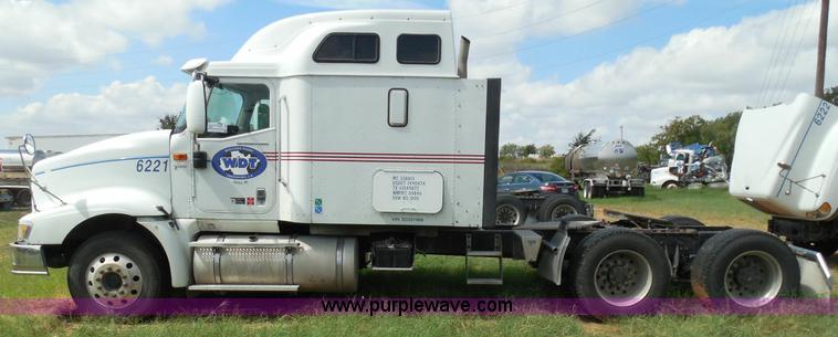 image for item I3351 2005 International 9400i semi truck