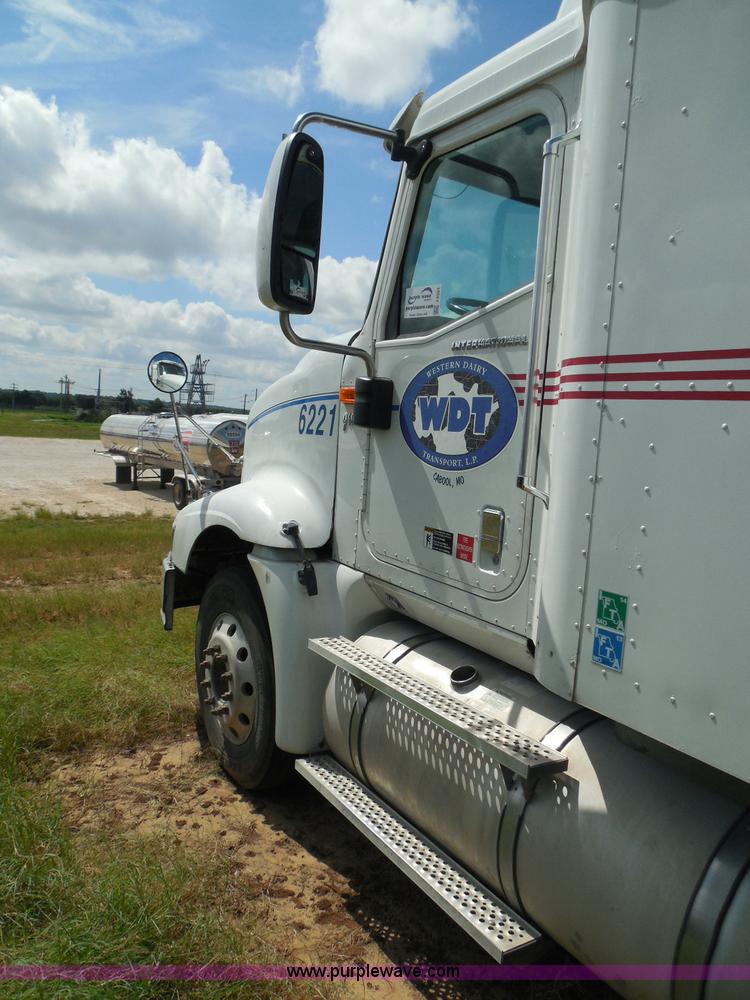 image for item I3351 2005 International 9400i semi truck