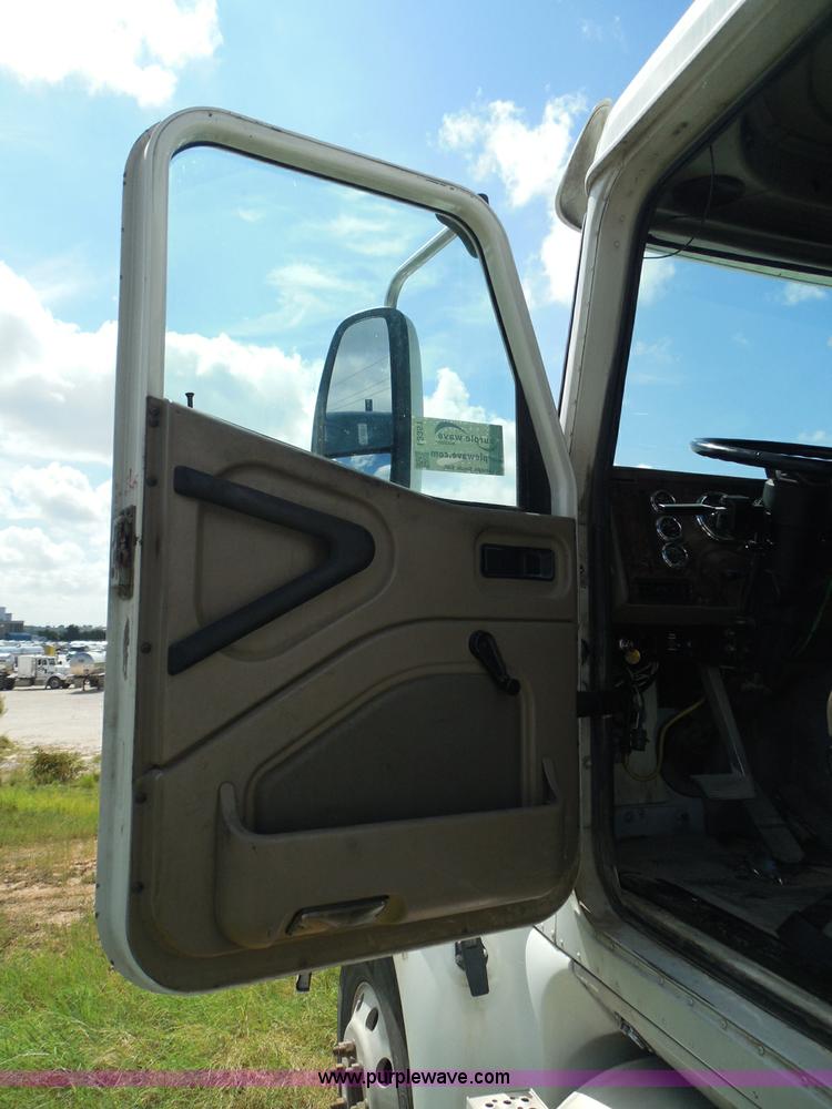 image for item I3351 2005 International 9400i semi truck