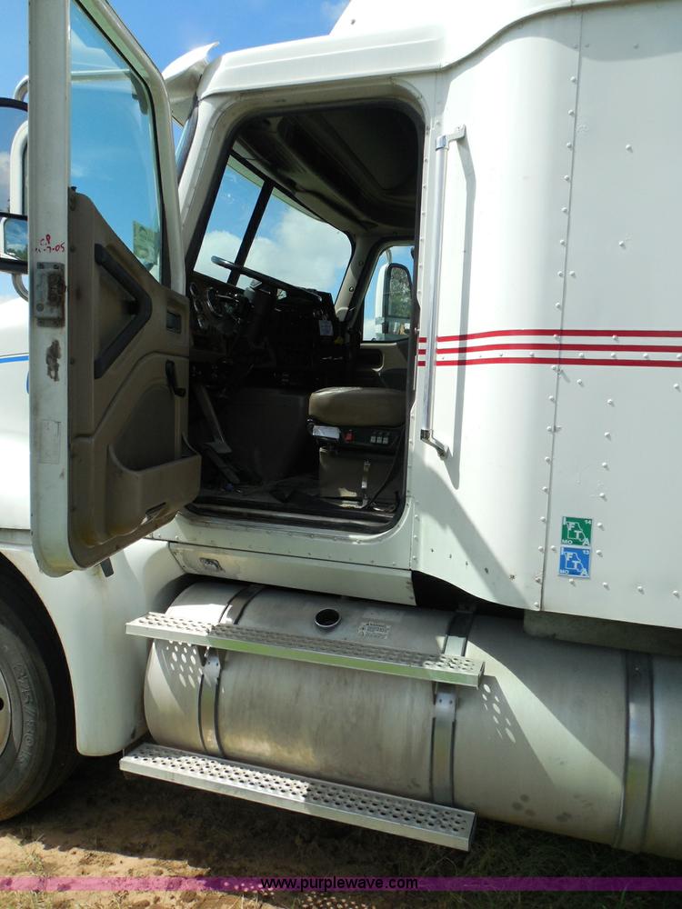 image for item I3351 2005 International 9400i semi truck