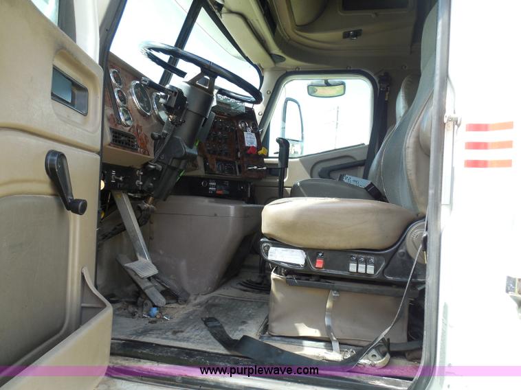 image for item I3351 2005 International 9400i semi truck