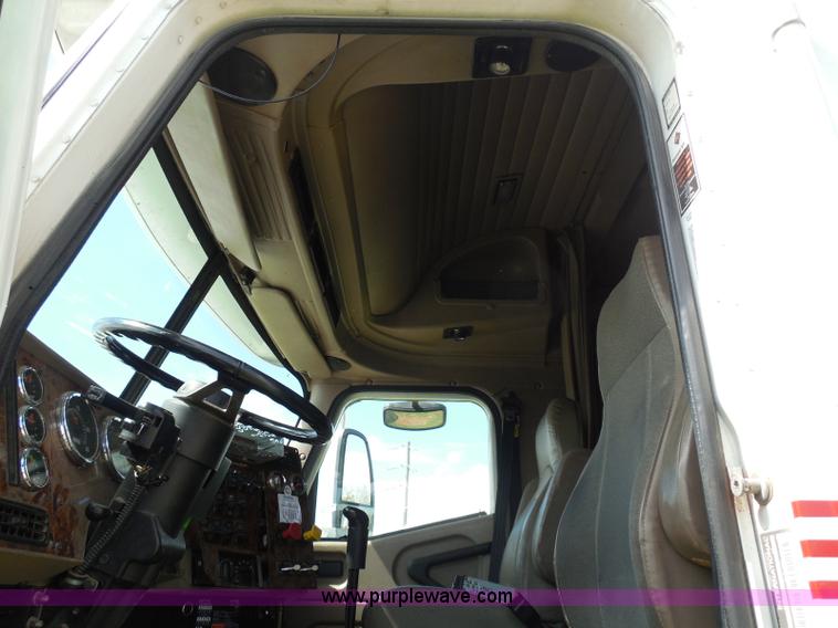 image for item I3351 2005 International 9400i semi truck