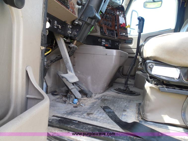 image for item I3351 2005 International 9400i semi truck