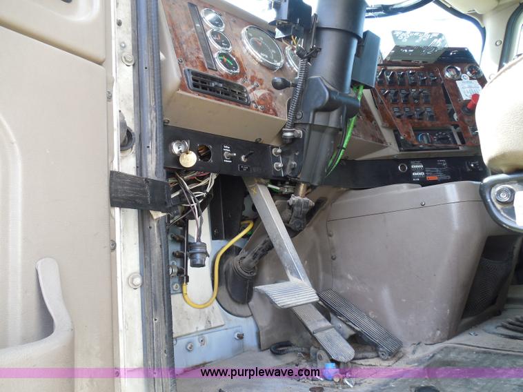 image for item I3351 2005 International 9400i semi truck