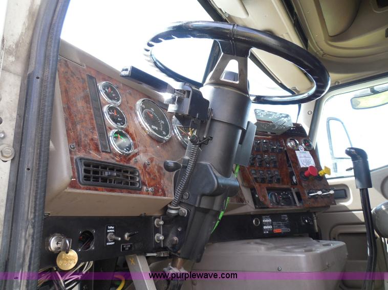 image for item I3351 2005 International 9400i semi truck