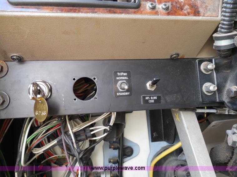 image for item I3351 2005 International 9400i semi truck