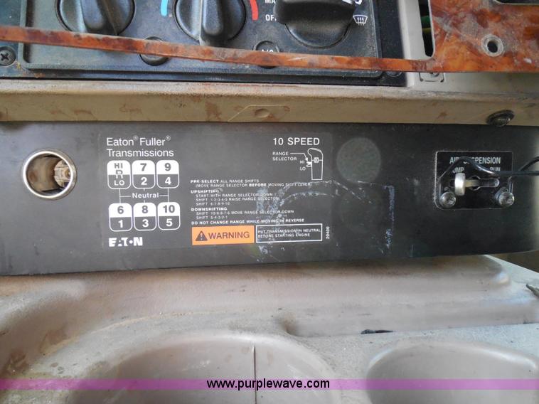 image for item I3351 2005 International 9400i semi truck